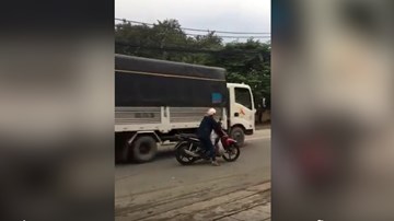 Nữ 'ninja' đứng giữa làn đường 'buôn' điện thoại bất chấp nguy hiểm