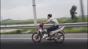 Thanh niên đầu trần, lốp trước xịt hơi vẫn chạy 80km/h trên cao tốc