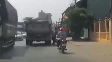 Tránh phụ nữ đi ngược chiều, người đi xe máy va vào xe tải suýt chết