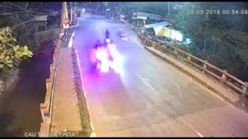 Phóng xe với tốc độ kinh hoàng tông người phụ nữ bay qua thành cầu