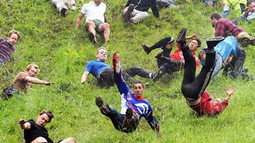 Người người lăn lông lốc trong cuộc thi điên khùng nhất thế giới