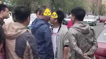Cãi nhau, người đàn ông cưỡng hôn đối phương ngay trên phố