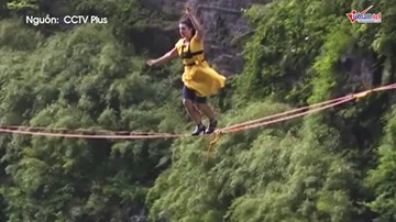 Xem người đẹp mang giày cao gót đi thăng bằng ở độ cao 1300m