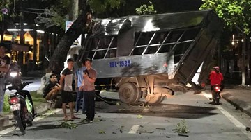 Ô tô tải húc phải cây nghiêng giữa đường suýt lật, thùng xe bẹp rúm