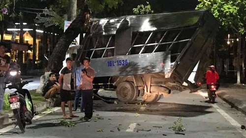 Ô tô tải húc phải cây nghiêng giữa đường suýt lật, thùng xe bẹp rúm