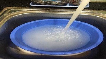 Dân Thủ đô xoay sở đủ cách sống chung với nước nhiễm bẩn