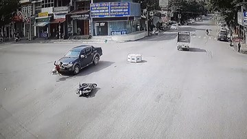 Xe bán tải tông phụ nữ đi xe máy bay lên nắp capo như phim hành động