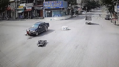 Xe bán tải tông phụ nữ đi xe máy bay lên nắp capo như phim hành động