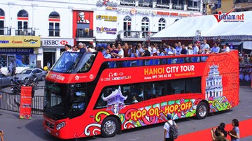 Lên xe buýt mui trần 2 tầng, dạo quanh phố Hà Nội