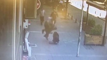 Đánh đập vợ cũ dã man trên phố, gã đàn ông vũ phu nhận bài học nhớ đời