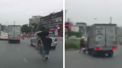 Hai quái xế bốc đầu xe máy, bị ôtô tải quệt văng vào dải phân cách