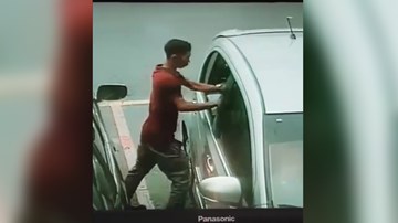 Trộm đập kính ôtô lấy đồ 'nhanh như chớp'
