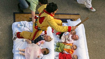 Màn 'Nhảy qua em bé' xua tà ma trong lễ hội kỳ thú ở Tây Ban Nha