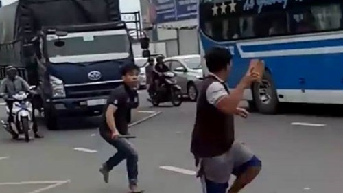 Hỗn chiến giữa xe khách và xe tải sau va chạm