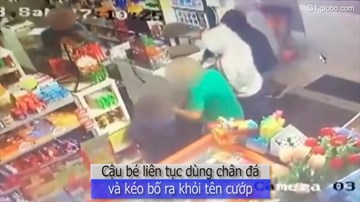 Bé trai 6 tuổi xông vào cứu bố khỏi tên cướp có súng