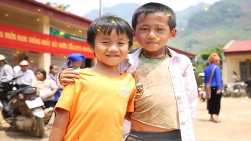 Chuyến xe ‘vận chuyển yêu thương’ về xã nghèo Điện Biên