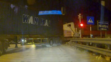 Container vẫn cố băng qua đường ray bất chấp thanh Barie đang hạ