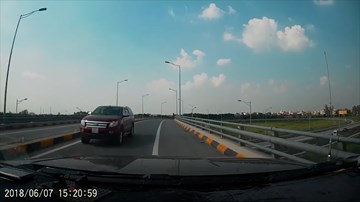 Xe bán tải chạy ngược chiều 'như điên' trên cao tốc Hưng Yên - Hà Nội