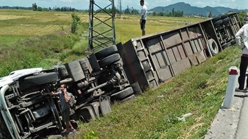 Nghệ An: Cả loạt ô tô húc nhau bay xuống ruộng, 10 người nhập viện
