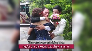 Xe nhà gái lăn bánh ra về, cô dâu khóc nức nở khiến người xem rơi nước mắt