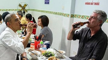 Ngôi sao đầu bếp từng ăn bún chả ở Hà Nội cùng TT Obama tự tử ở tuổi 61