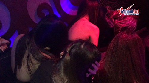 Bị cơ quan chức năng kiểm tra, nhiều tiếp viên quán bar tháo chạy