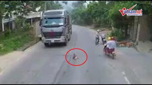 Bé trai đi chưa vững băng qua đường, 2 tài xế xe tải hết hồn