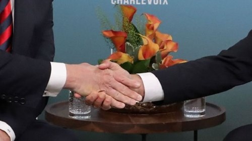 Cú bắt tay của Tổng thống Pháp khiến tay ông Trump biến sắc