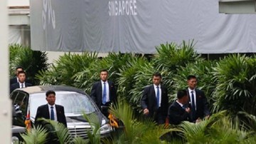 Dàn vệ sĩ áo đen tái xuất, chạy bộ theo xe chở ông Kim Jong Un ở Singapore