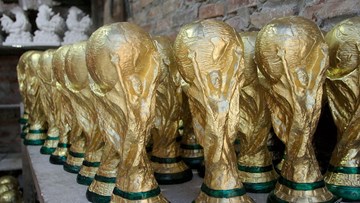 Ăn theo World Cup, đôi vợ chồng bị khách tây ta 'làm phiền' ngày đêm