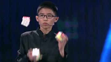 Cậu bé lập kỷ lục Guinness khi vừa tung hứng vừa giải 3 khổi rubik thần tốc