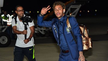 Neymar đẹp như tài tử, cùng Brazil đặt chân đến Nga