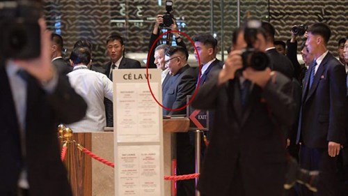 Trước giờ G, ông Kim Jong Un tham quan Singapore, vẫy tay chào người dân