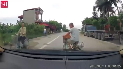 Đạp xe sang đường không quan sát, suýt bị ô tô đâm
