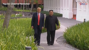 TT Mỹ và ông Kim đi dạo không cần vệ sĩ, nói chuyện không cần phiên dịch
