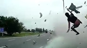 Tài xế bay khỏi cabin xe tải trong tai nạn thảm khốc