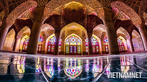 Bức tranh màu sắc bí ẩn ở Thánh đường 'kính vạn hoa' độc nhất thế giới