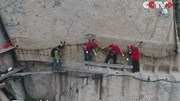 Cận cảnh tu sửa con đường leo núi hiểm trở nhất thế gian