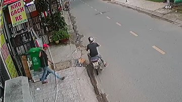 Hai thanh niên bẻ khóa trộm thùng rác chuyên nghiệp khiến dân mạng tò mò