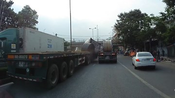 Xe container chở thép cuộn 60 tấn đứt cáp xích, nhiều người thoát nạn