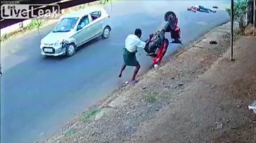 Ô tô đâm bay xe máy, người đi bộ thoát chết thần kỳ