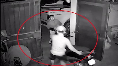 Lái xe bán tải đi ăn trộm, táo tợn bẻ khoá cổng lấy 2 xe máy