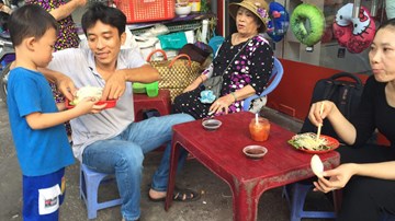 Cậu bé bồi bàn 4 tuổi ở Sài Gòn khiến khách hàng bất ngờ