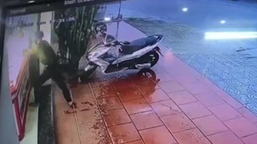 Cầm búa đập kính cướp tiệm vàng trong 3 giây ở Quảng Nam