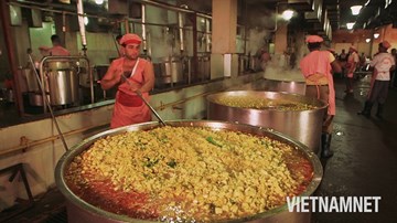 'Đột nhập' nhà ăn phục vụ miễn phí cho 40.000 thực khách mỗi ngày ở Ấn Độ