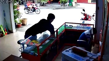 Thanh niên trộm 2 iPhone nhanh như cắt trước mặt người bán hàng