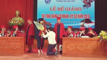 Nữ sinh được thầy giáo quỳ gối cầu hôn trên bục lễ tốt nghiệp