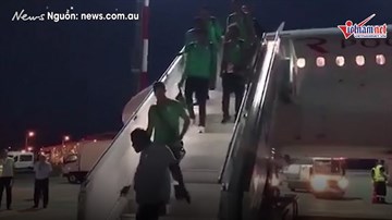 Máy bay chở đội bóng Ảrập Xêút dự World Cup bốc cháy