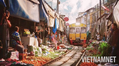 Đi chợ đường tàu nguy hiểm nhất thế giới ở Thái Lan