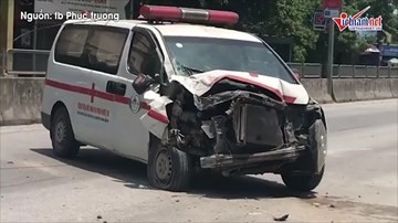 Xe cấp cứu phi đổ tường nhà dân, đầu xe nát bét